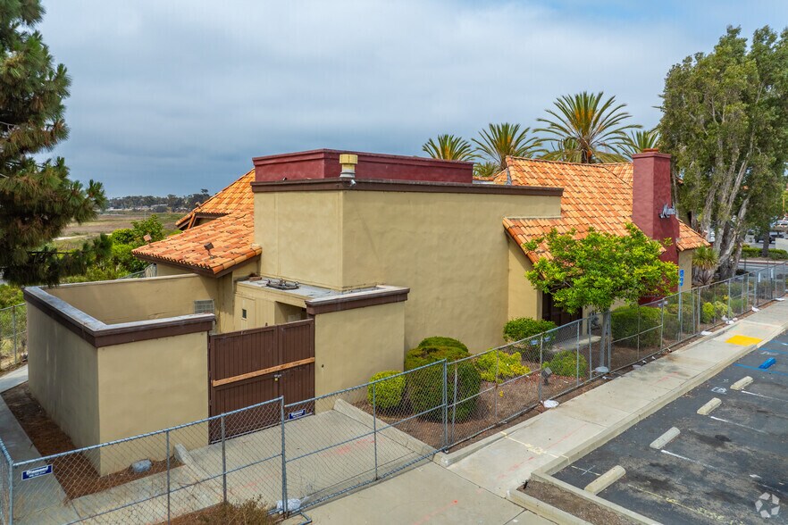 2177 Vista Way, Oceanside, CA à louer - Photo de l’immeuble – Image 2 sur 4