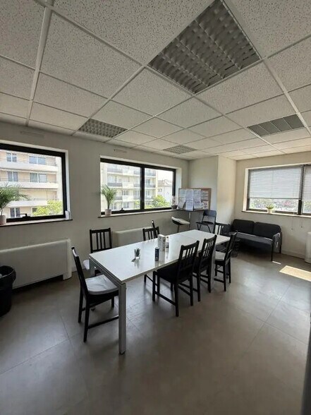 140 Avenue Franklin Roosevelt, Bron à louer - Photo de l’immeuble – Image 3 sur 7