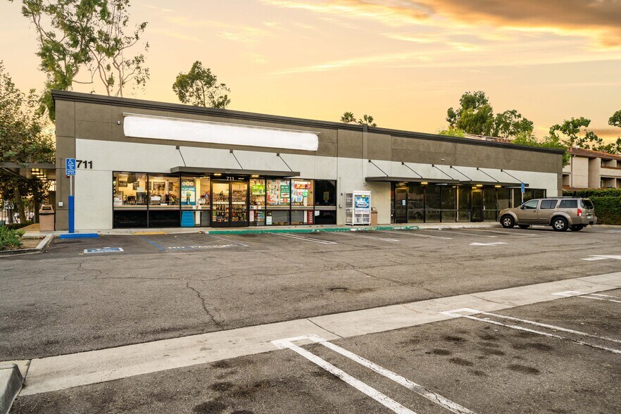 711 N Azusa Ave, West Covina, CA à louer - Photo de l’immeuble – Image 1 sur 1