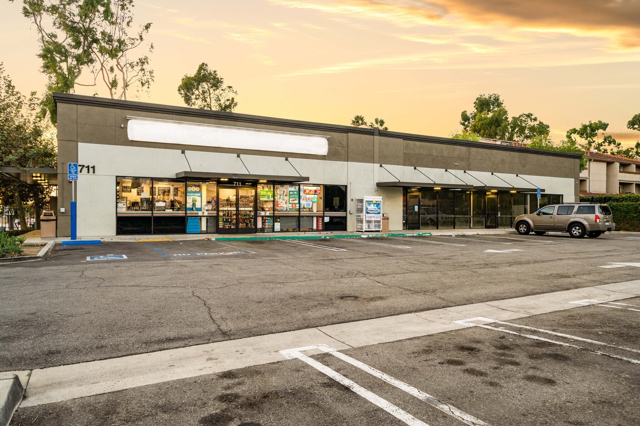 711 N Azusa Ave, West Covina, CA à louer Photo de l’immeuble– Image 1 sur 2