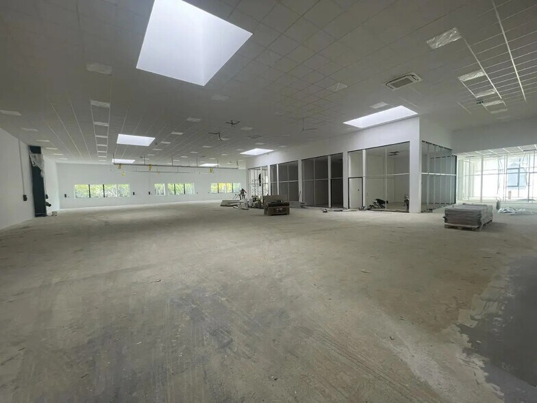 Local d'activités dans Villebon-sur-Yvette à vendre - Photo de l’immeuble – Image 2 sur 6