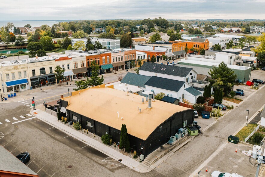151 River St, Elk Rapids, MI à vendre - Photo de l’immeuble – Image 2 sur 54