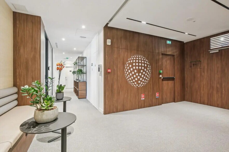 40 Rue La Pérouse, Paris à louer - Photo de l’immeuble – Image 3 sur 10