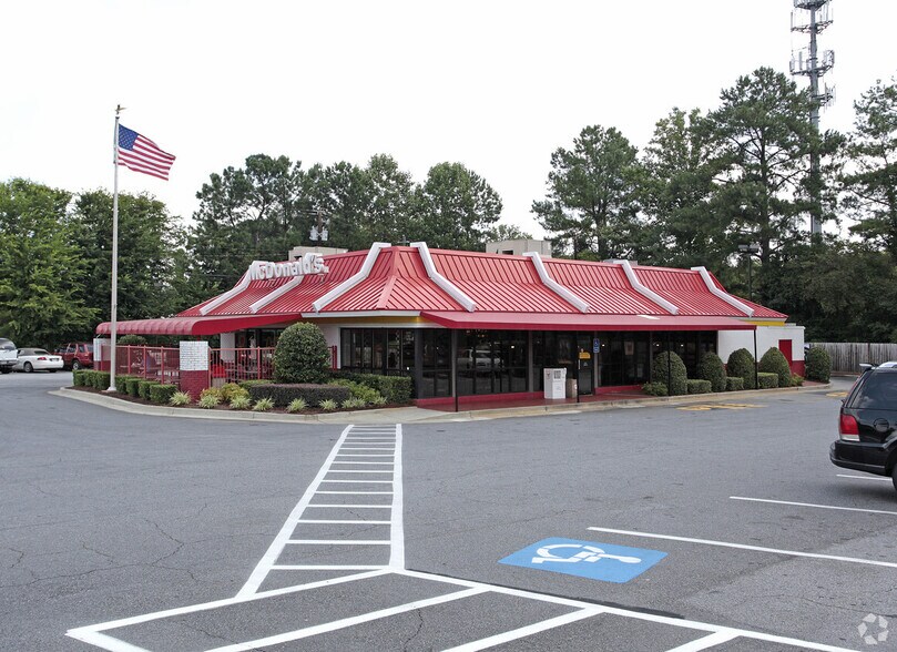1015 S Cobb Dr SE, Marietta, GA à louer - Photo de l’immeuble – Image 2 sur 9