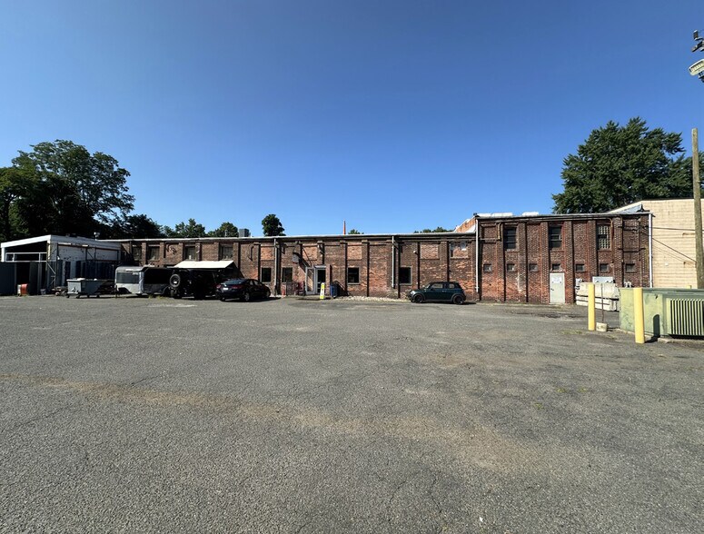 66 Perrault St, Chicopee, MA à louer - Photo de l’immeuble – Image 2 sur 7
