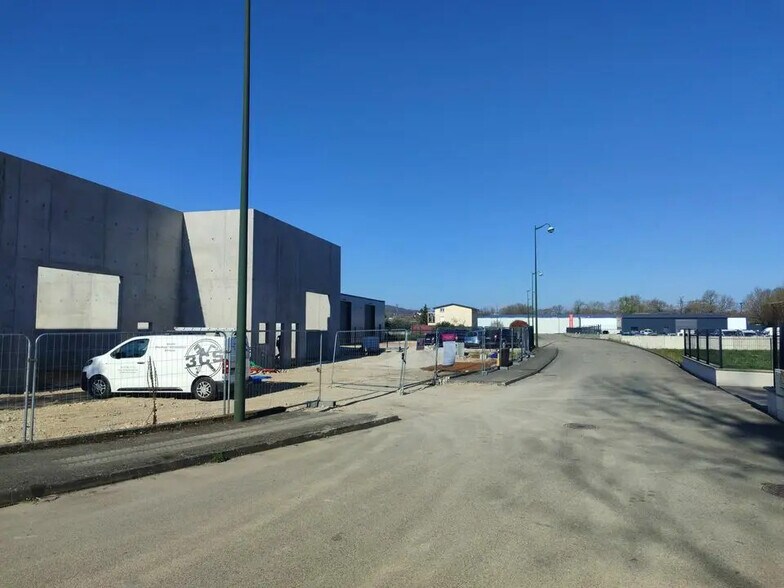 Local d’activités dans Morestel à louer - Photo de l’immeuble – Image 2 sur 4