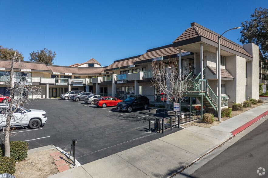 18333 Dolan Way, Santa Clarita, CA à louer - Photo de l’immeuble – Image 3 sur 7