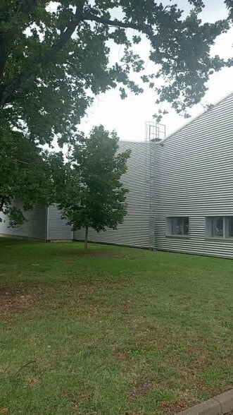 Local d’activités dans Le Mans à louer - Photo de l’immeuble – Image 3 sur 9