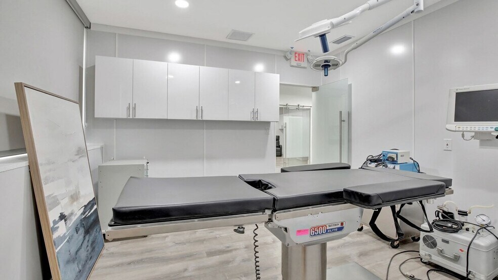7050 NW 4th St, Plantation, FL à louer - Photo de l’immeuble – Image 3 sur 7