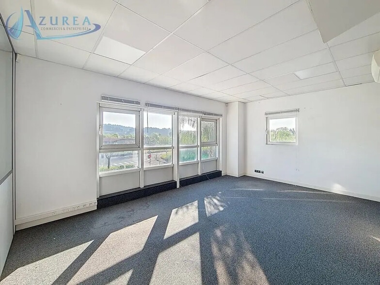 Bureau dans Mandelieu-la-Napoule à louer - Photo de l’immeuble – Image 3 sur 11