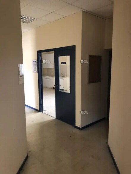 Local d’activités dans Saint-Thibault-des-Vignes à louer - Photo de l’immeuble – Image 1 sur 7