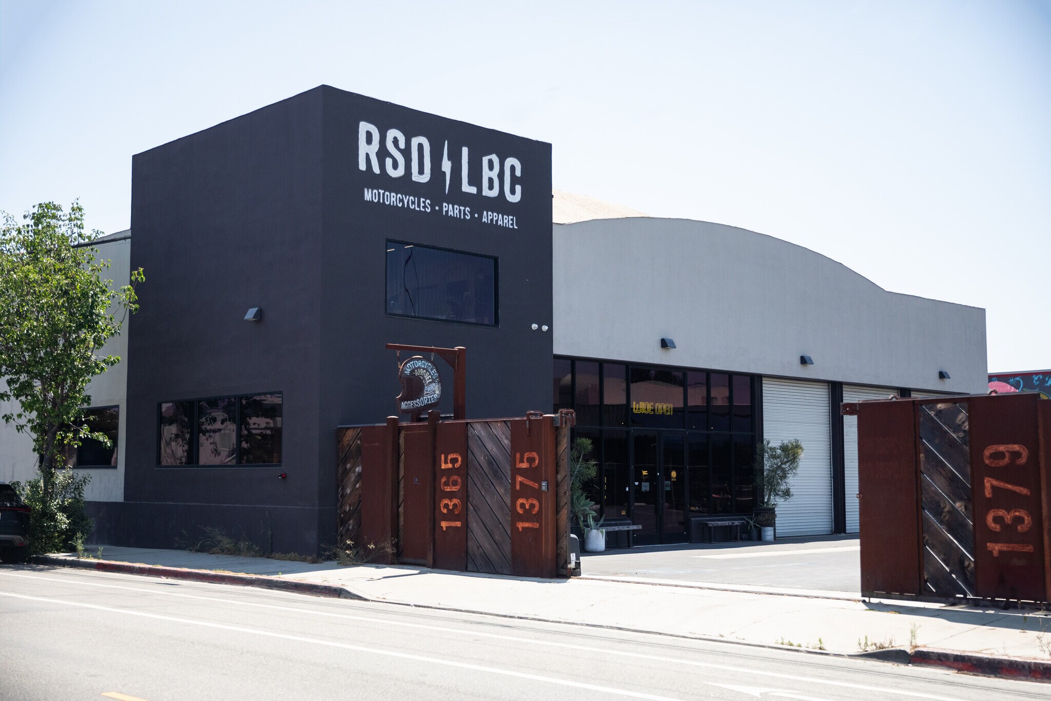1365 Obispo Ave, Long Beach, CA à louer Photo de l’immeuble– Image 1 sur 14