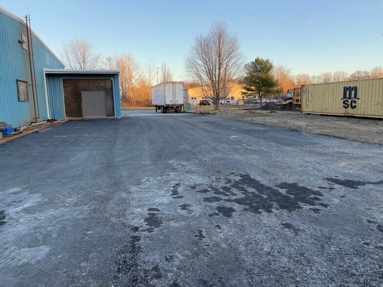 115 Leonard Dr, Groton, CT à louer - Photo de l’immeuble – Image 3 sur 11