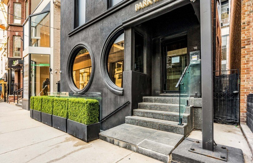 16 Cumberland St, Toronto, ON à louer - Photo de l’immeuble – Image 2 sur 2