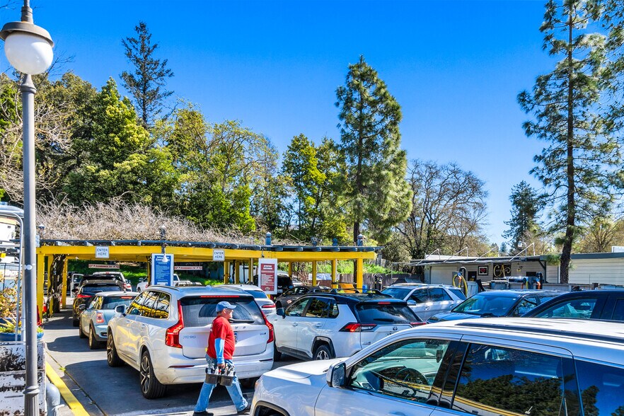 2700 Mendocino Ave, Santa Rosa, CA à vendre - Photo principale – Image 1 sur 19