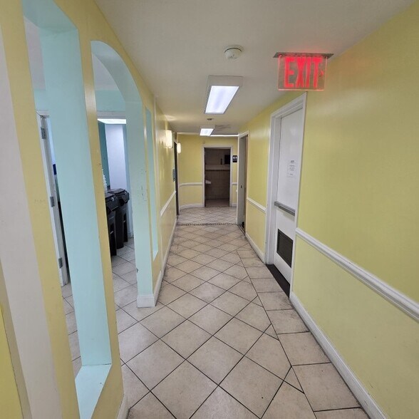 311 St Nicholas Ave, Ridgewood, NY à louer - Hall d’entrée – Image 2 sur 12