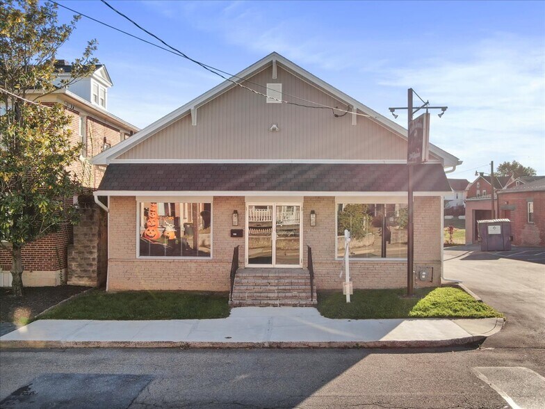 128 W 3rd St, Waynesboro, PA à vendre - Photo de l’immeuble – Image 1 sur 50