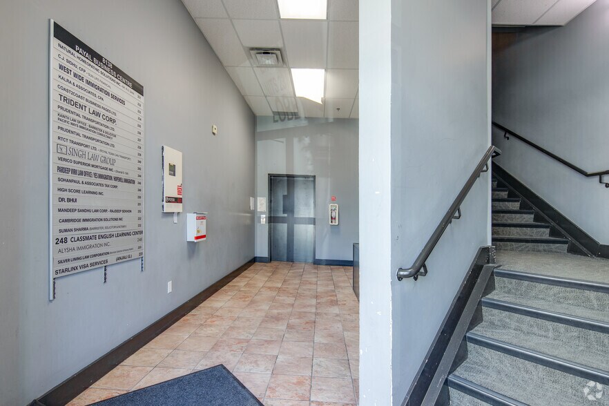 8148 128 St, Surrey, BC à louer - Hall d’entrée – Image 2 sur 14