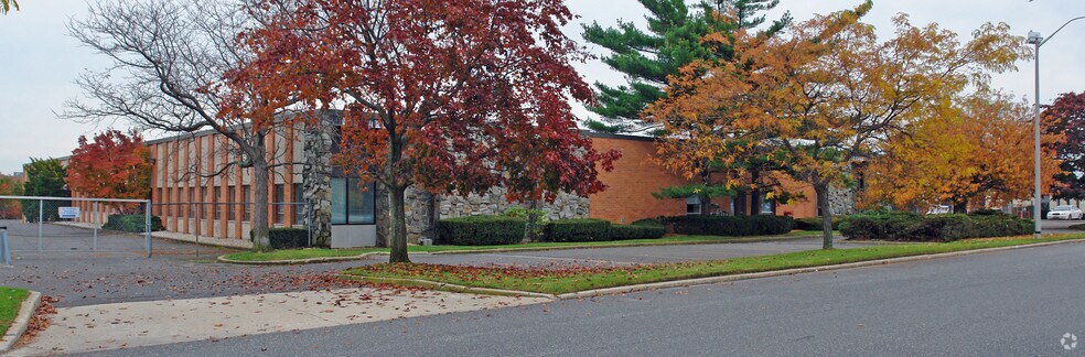 45 Orville Dr, Bohemia, NY à louer - Photo de l’immeuble – Image 2 sur 3