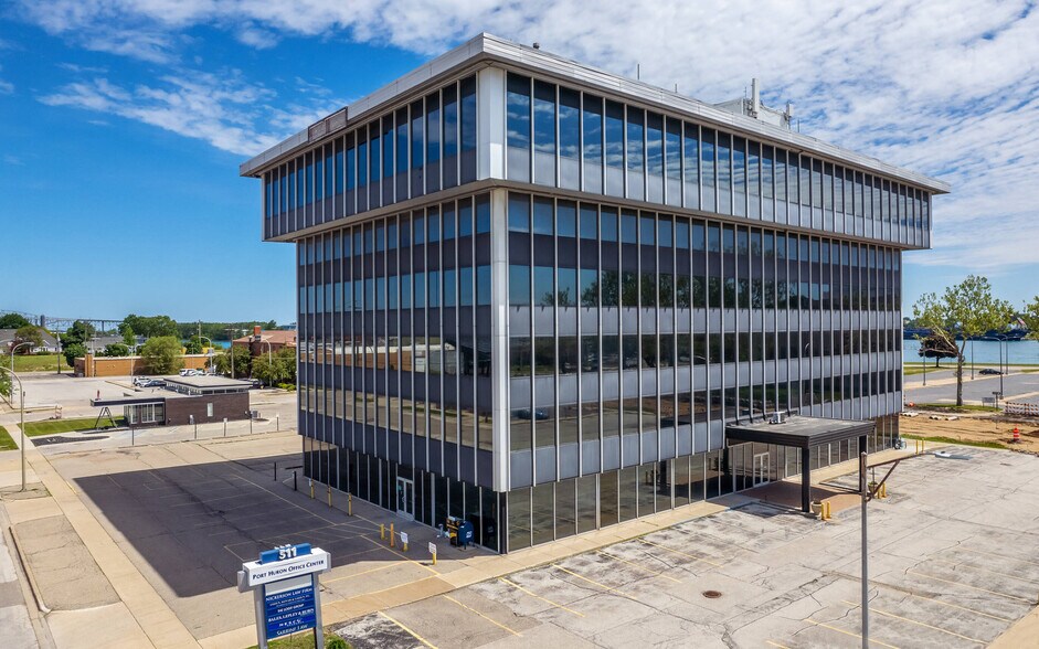 511 Fort St, Port Huron, MI à vendre - Photo de l’immeuble – Image 2 sur 14