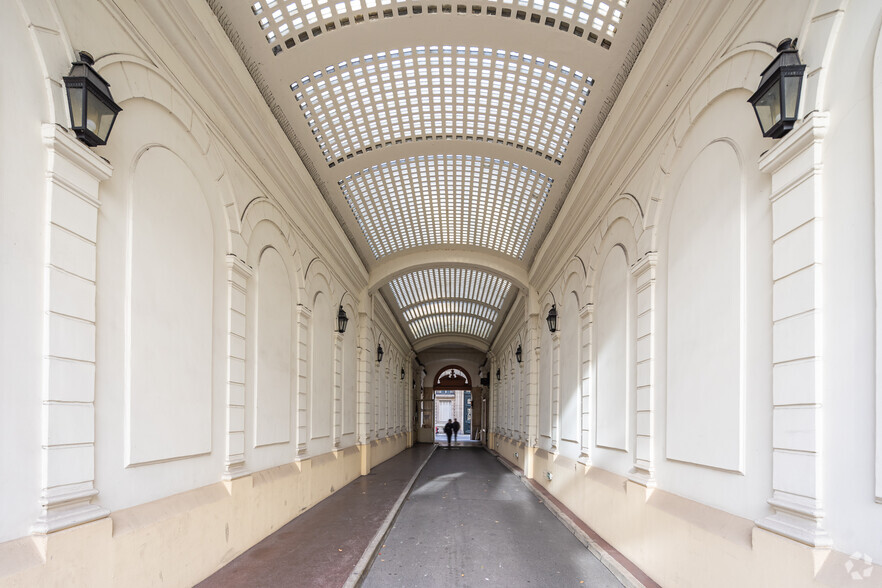 84 Rue De Grenelle, Paris à louer - Photo de l’immeuble – Image 3 sur 3