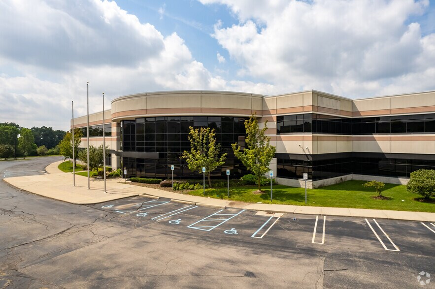 2110 Executive Hills Ct, Auburn Hills, MI à louer - Photo de l’immeuble – Image 3 sur 11