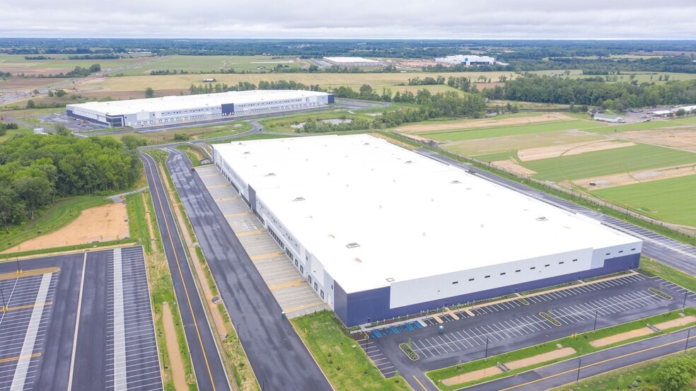 Rockefeller Group Logistics Center portefeuille de 2 biens à vendre sur LoopNet.fr - Photo de l’immeuble – Image 3 sur 11