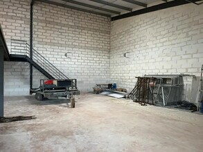 Local d’activités dans Marines à louer Photo intérieure– Image 1 sur 4