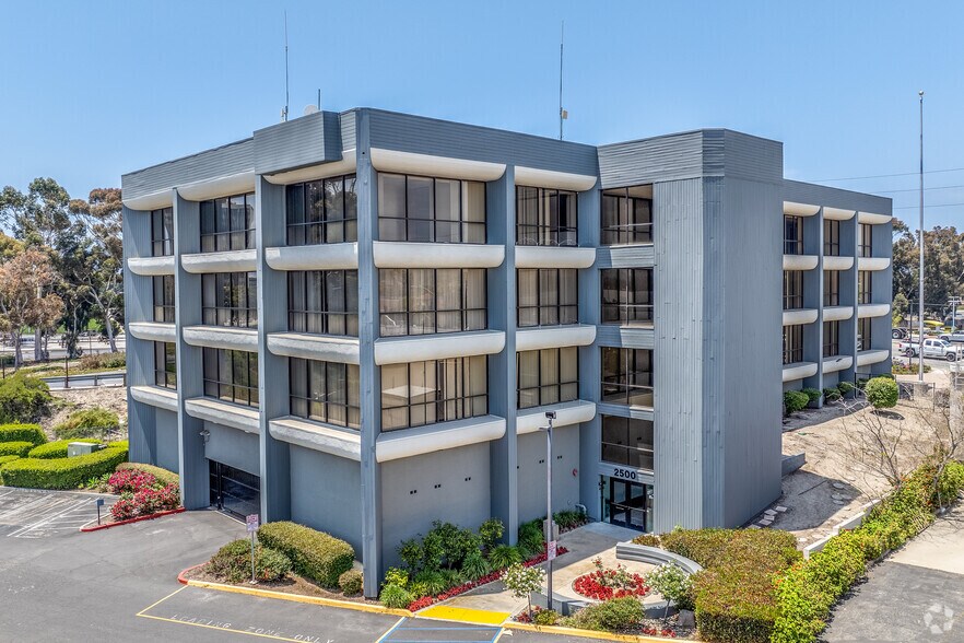 2500 E Vineyard Ave, Oxnard, CA à louer - Photo de l’immeuble – Image 2 sur 6