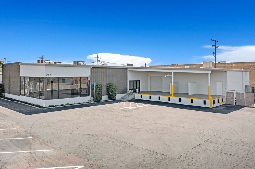 245 M St, Fresno, CA à louer - Photo de l’immeuble – Image 1 sur 19