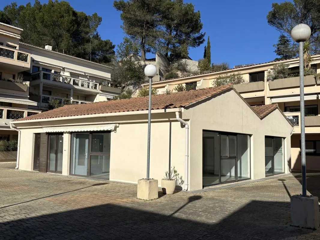 4 Rue Du Chène Vert, Les Angles à vendre Photo principale– Image 1 sur 8