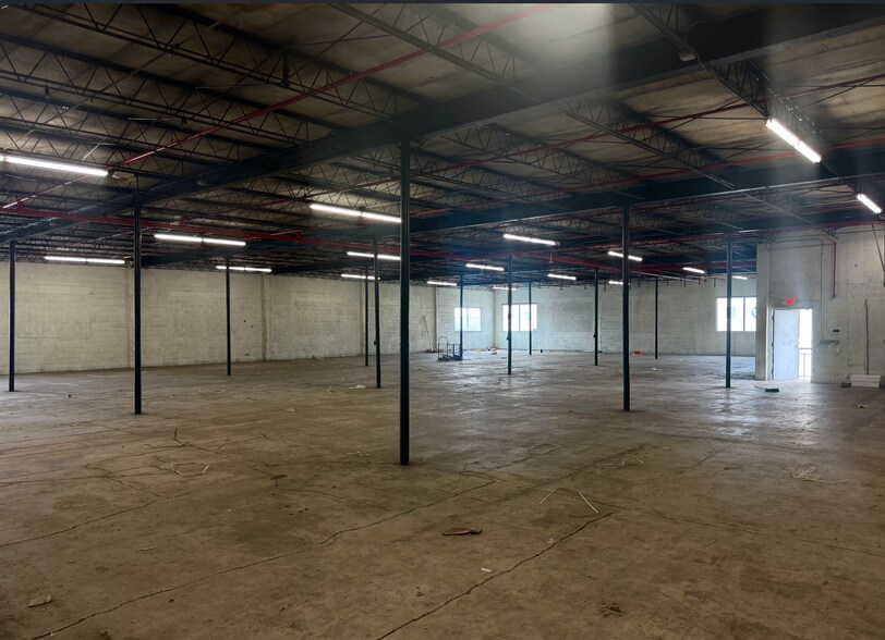 6220 NW 37th Ave, Miami, FL à louer - Photo de l’immeuble – Image 2 sur 4