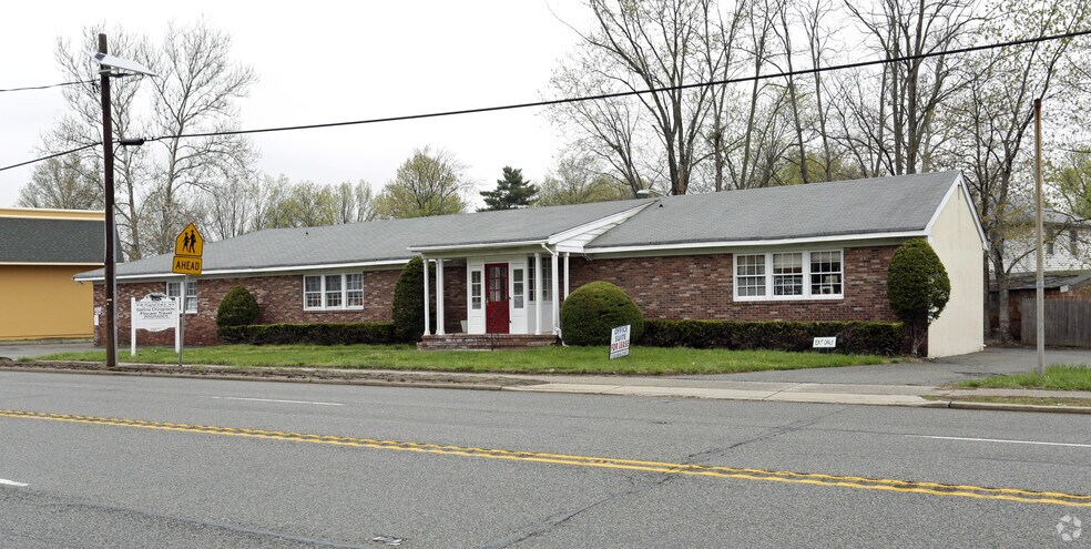 676 Amboy Ave, Woodbridge, NJ à vendre - Photo principale – Image 1 sur 26