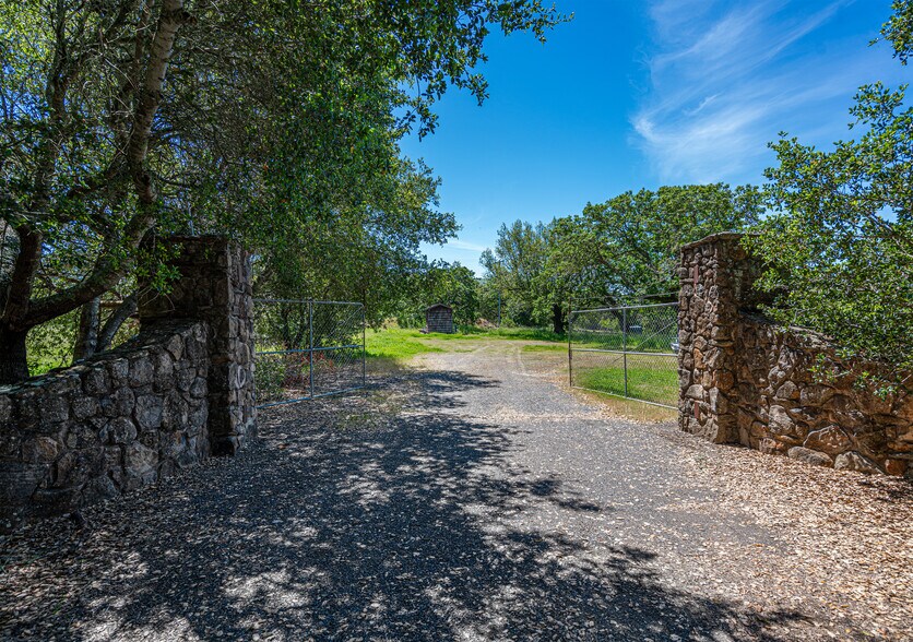 7044 Bennett Valley Rd, Santa Rosa, CA à vendre - Photo de l’immeuble – Image 2 sur 64