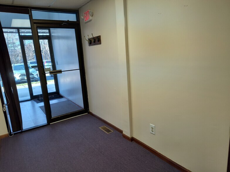67-74 Brunswick Woods Dr, East Brunswick, NJ à louer - Hall d’entrée – Image 2 sur 12