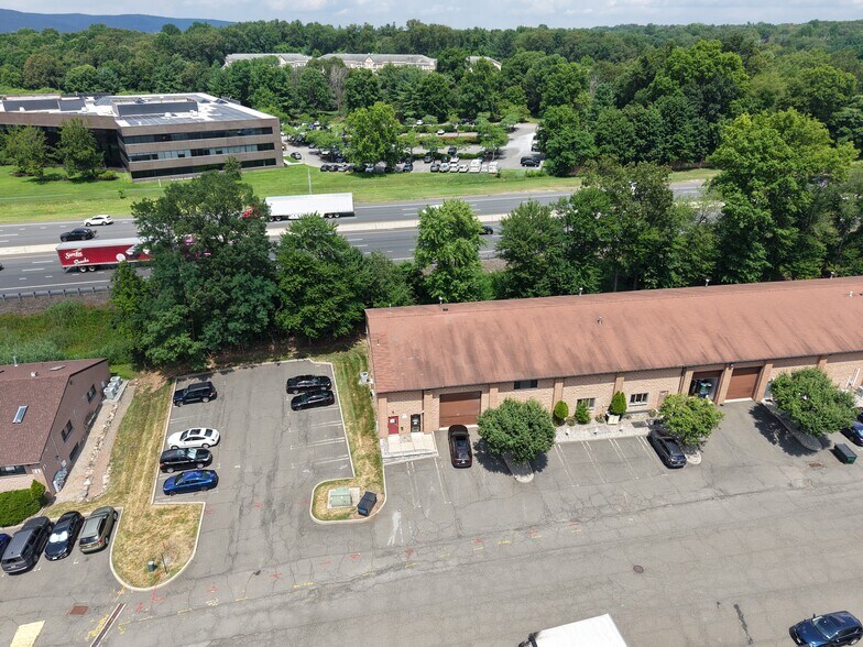 351 Spook Rock Rd, Suffern, NY à louer - Photo de l’immeuble – Image 3 sur 9