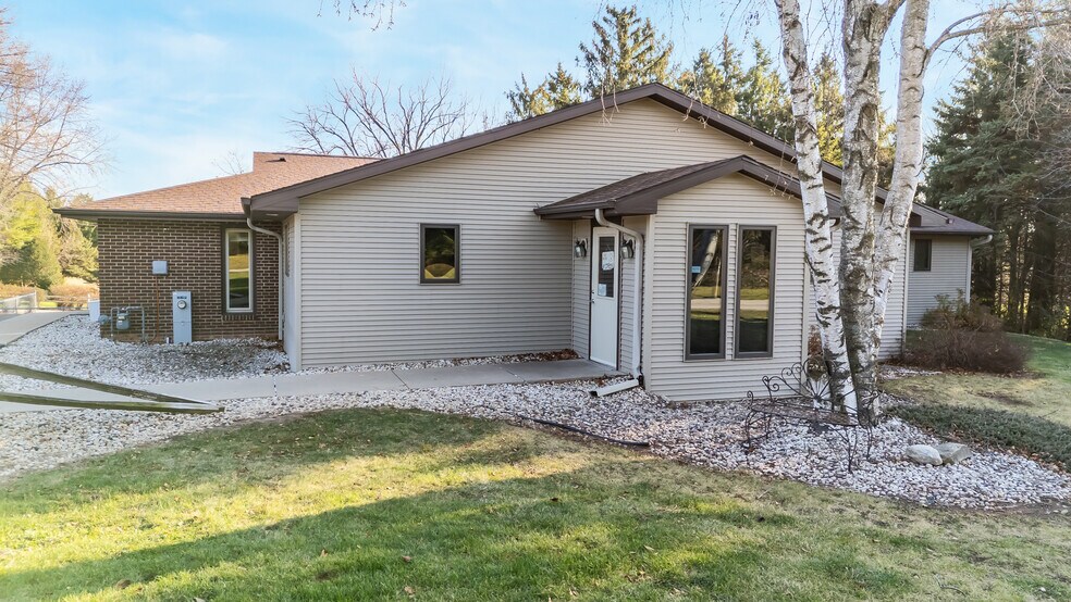 645 Hawthorne Dr, Omro, WI à vendre - Photo de l’immeuble – Image 2 sur 34