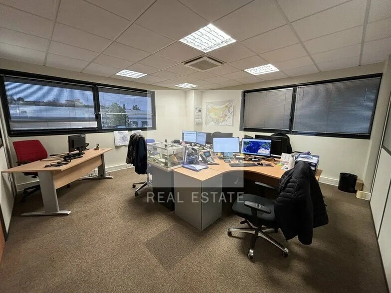 Bureau dans Pusignan à louer - Photo de l’immeuble – Image 2 sur 7