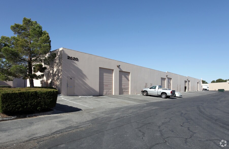 2520 E Sunset Ave, Las Vegas, NV à louer - Photo de l’immeuble – Image 2 sur 5