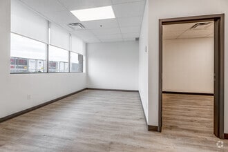 215 Carlingview Dr, Toronto, ON à louer Photo intérieure– Image 2 sur 5