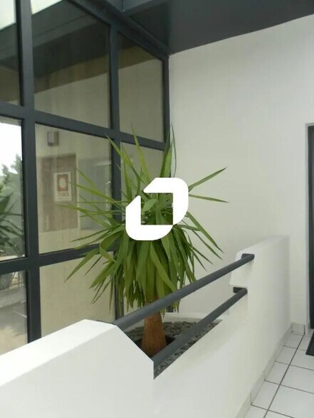 Bureau dans Fontaine à vendre - Photo de l’immeuble – Image 3 sur 8