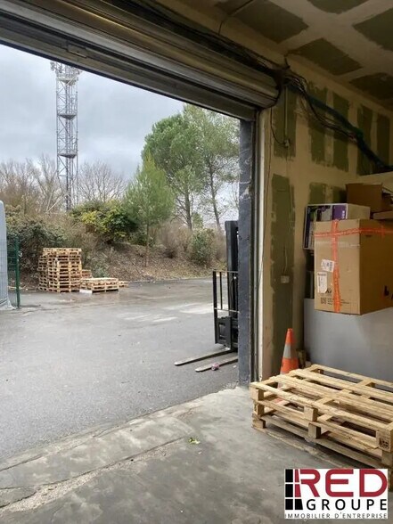 Industriel/Logistique dans CHÂTEAUNEUF-LE-ROUGE à louer - Photo de l’immeuble – Image 2 sur 6