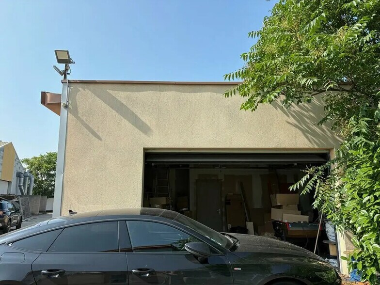 14 Rue D'Arsonval, Chassieu à louer - Photo de l’immeuble – Image 2 sur 7