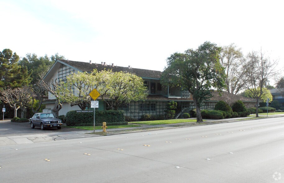 2875 Middlefield Rd, Palo Alto, CA à louer - Photo principale – Image 1 sur 3