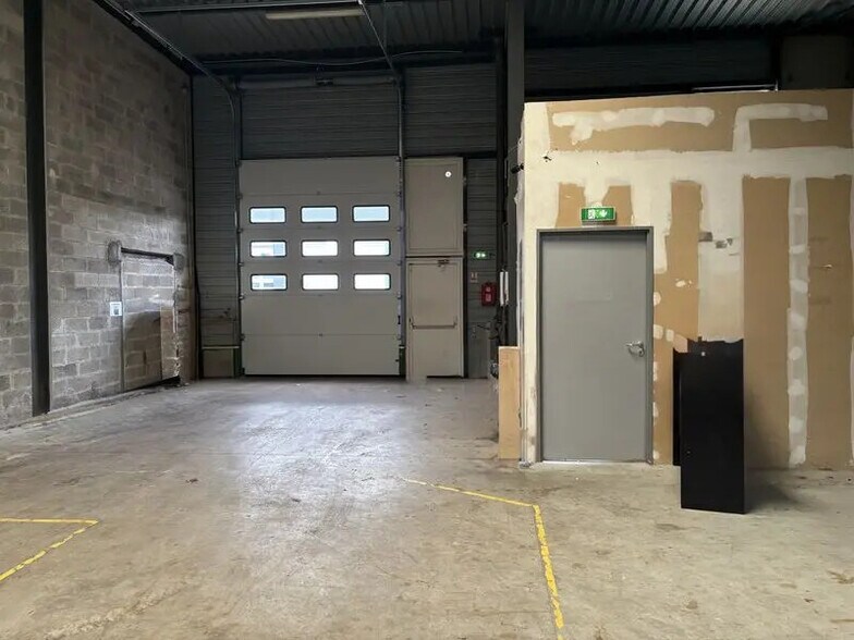 Local d’activités dans Semoy à louer - Photo de l’immeuble – Image 2 sur 6