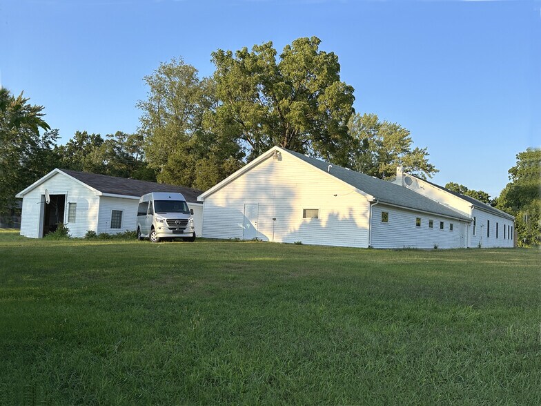 68740 East St, Edwardsburg, MI à vendre - Photo de l’immeuble – Image 3 sur 25