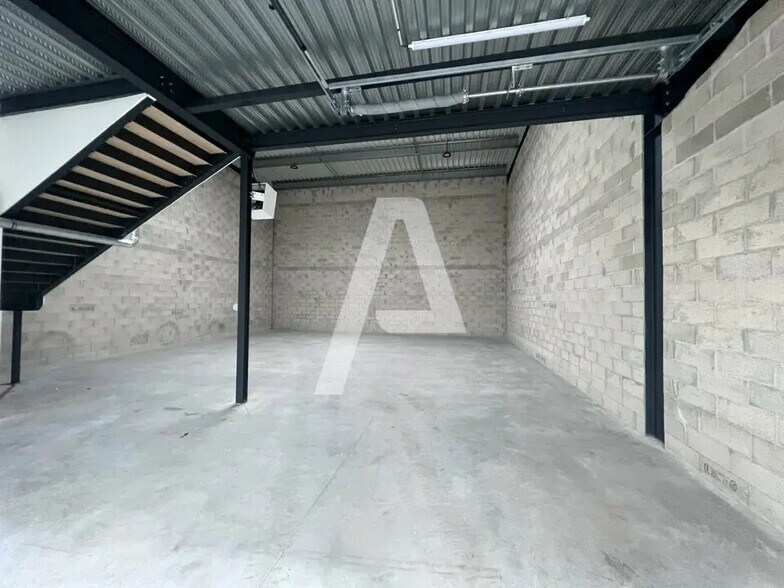 Local d’activités dans Bussy-Saint-Georges à louer - Photo de l’immeuble – Image 3 sur 5