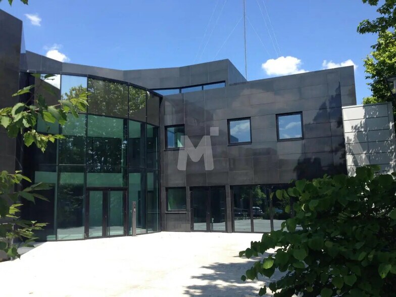 Local d'activités dans Grigny à vendre - Photo de l’immeuble – Image 2 sur 14