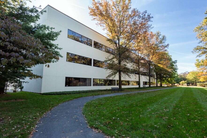 9711 Medical Center Dr, Rockville, MD à louer - Photo de l’immeuble – Image 3 sur 8