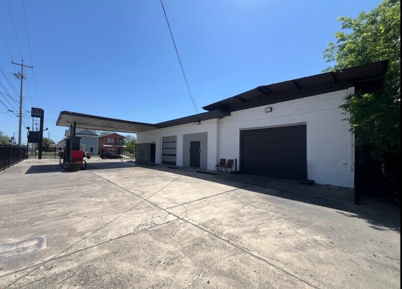 1850 E Houston St, San Antonio, TX à louer - Photo de l’immeuble – Image 2 sur 10